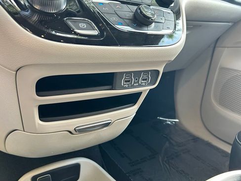 Certified 2024 Chrysler Pacifica Touring-L FWD image 21
