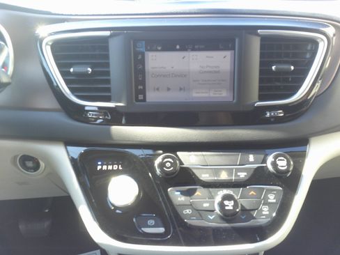 Used 2023 Chrysler Voyager LX FWD image 20