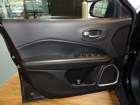 Used 2018 Jeep Compass Latitude w/ Cold Weather Group image 23