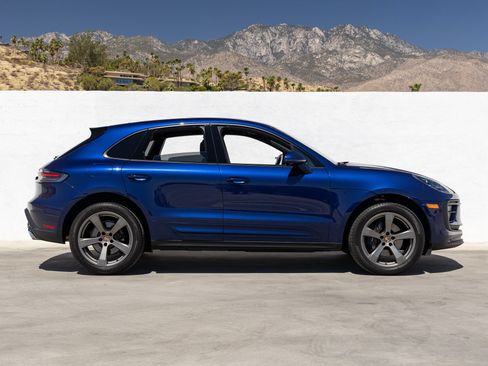 Certified 2025 Porsche Macan AWD/4WD image 8