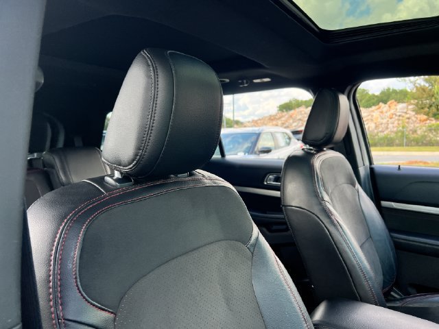 Used 2018 Ford Explorer XLT w/ Equipment Group 202A AWD/4WD image 27