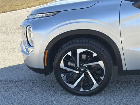 Used 2024 Mitsubishi Outlander SE image 32