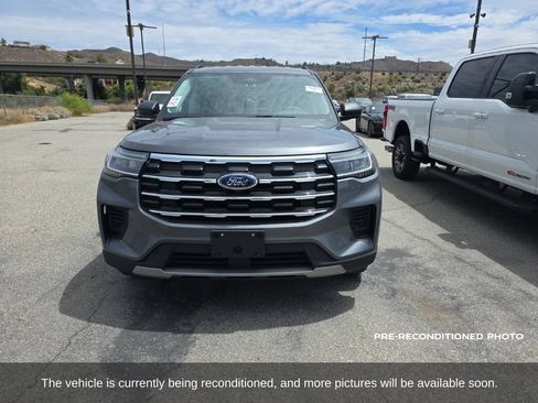 Used 2025 Ford Explorer Active AWD/4WD image 2