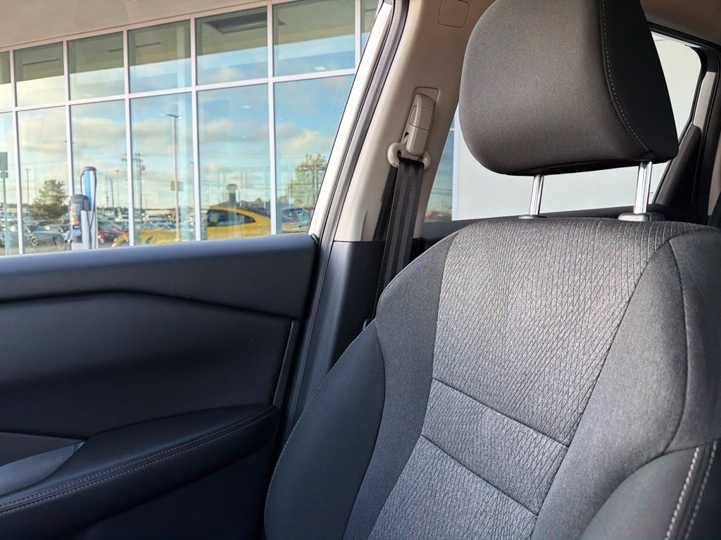 Used 2025 Nissan Rogue SV FWD image 24