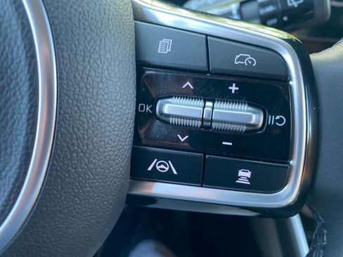 Used 2025 Kia Carnival FWD image 15