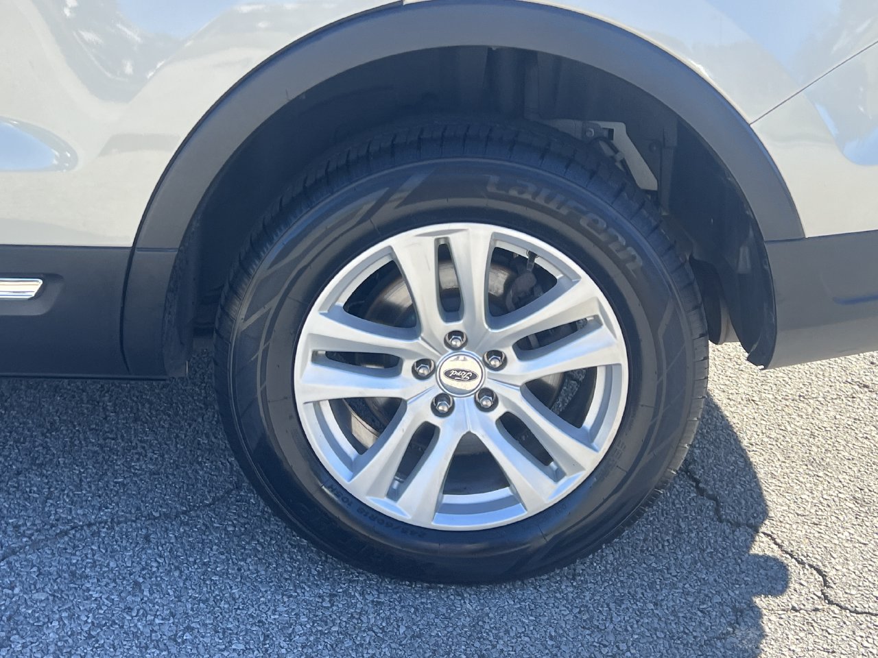 Used 2018 Ford Explorer XLT w/ Equipment Group 202A AWD/4WD image 31