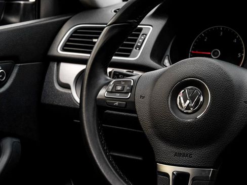 Used 2015 Volkswagen Passat TDI SE FWD image 19