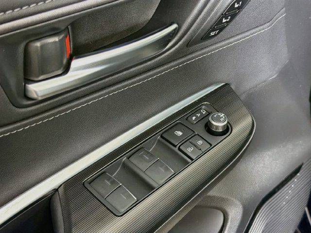 Used 2024 Toyota Venza XLE AWD/4WD image 24