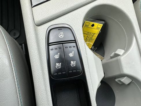 Used 2018 Kia Niro Touring FWD image 35