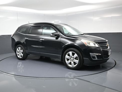 Used 2016 Chevrolet Traverse LT w/ Style and Technology Package image 2