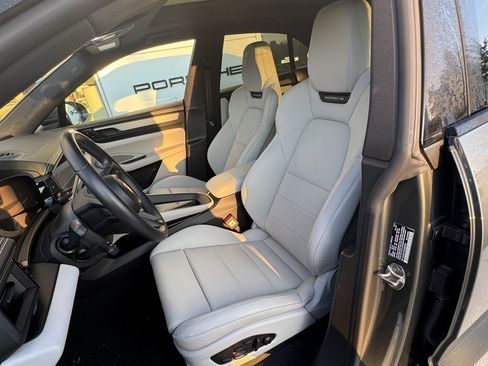 Used 2024 Porsche Macan 4 Electric image 5