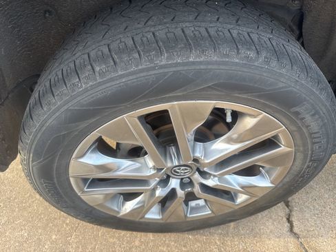 Used 2019 Toyota RAV4 XLE Premium image 11