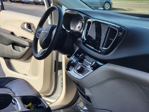 Used 2022 Chrysler Pacifica Touring-L image 34