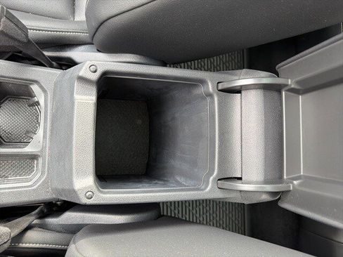 Used 2024 Volkswagen Tiguan SE image 37