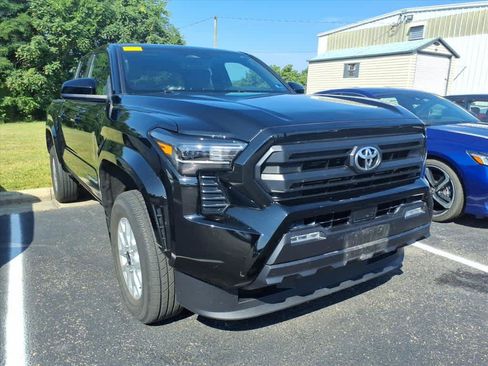 Used 2024 Toyota Tacoma SR5 AWD/4WD image 12