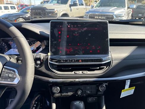 New 2026 Jeep Compass Latitude image 21