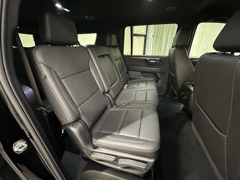 Used 2025 Chevrolet Suburban Z71 image 21