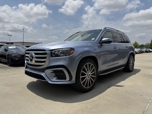 Used 2025 Mercedes-Benz GLS 450 4MATIC image 3