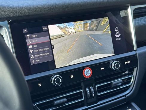 Used 2025 Porsche Macan image 25