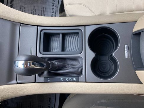 Used 2015 Ford Taurus SE FWD image 17