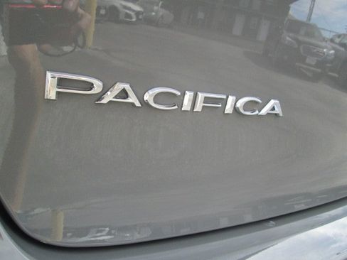 Used 2025 Chrysler Pacifica Select FWD image 7
