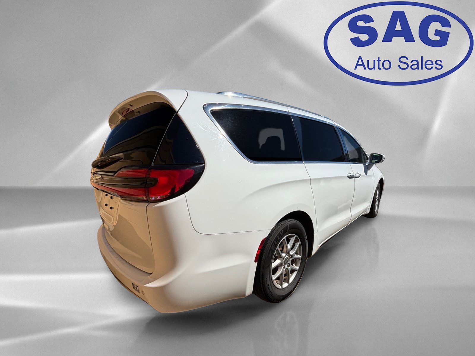 Used 2021 Chrysler Pacifica Touring-L FWD image 3