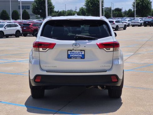 Used 2018 Toyota Highlander XLE AWD/4WD image 7