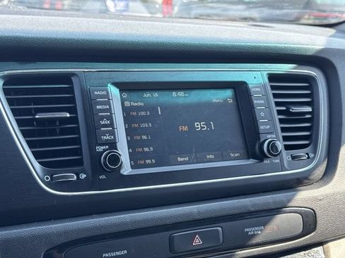 Used 2021 Kia Sedona LX FWD image 18