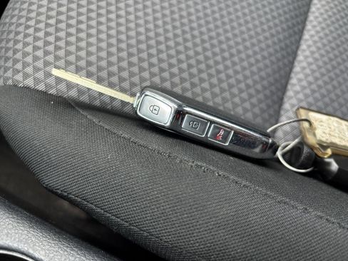 Used 2025 Kia Soul LX w/ LX Technology Package FWD image 22