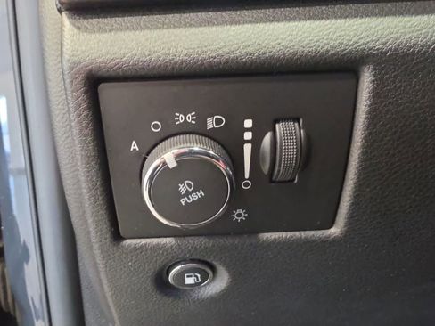 Used 2018 Jeep Grand Cherokee Altitude AWD/4WD image 20