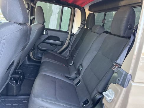 Used 2020 Jeep Gladiator Overland image 16