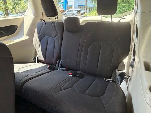 Used 2017 Chrysler Pacifica LX FWD image 29
