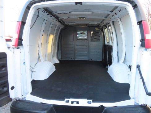 Used 2015 Chevrolet Express 2500 image 9