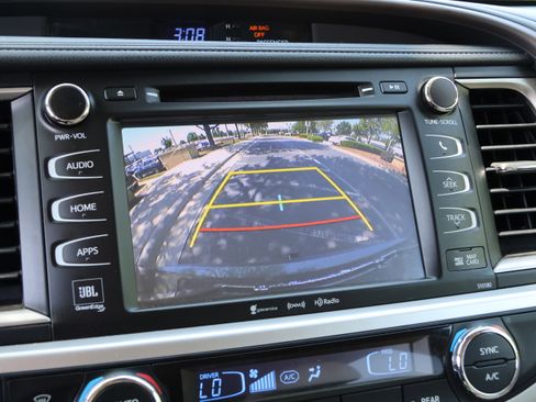 Used 2017 Toyota Highlander Limited AWD/4WD image 25