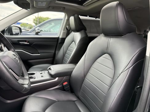 Used 2023 Toyota Highlander XLE AWD/4WD image 7
