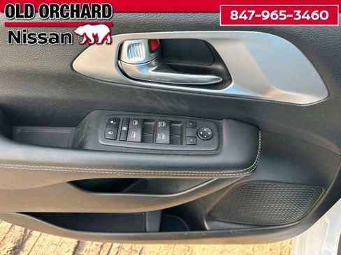 Used 2024 Chrysler Pacifica Touring FWD image 9