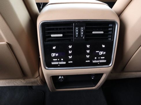 Used 2023 Porsche Cayenne Platinum Edition image 6