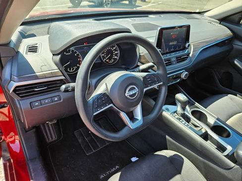 Used 2024 Nissan Altima 2.5 SV FWD image 9