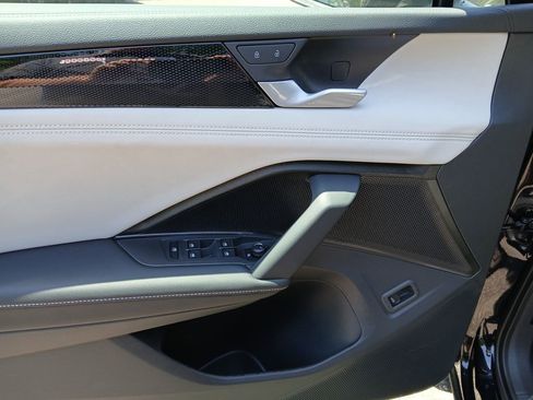 Used 2025 Volkswagen Tiguan SE image 12