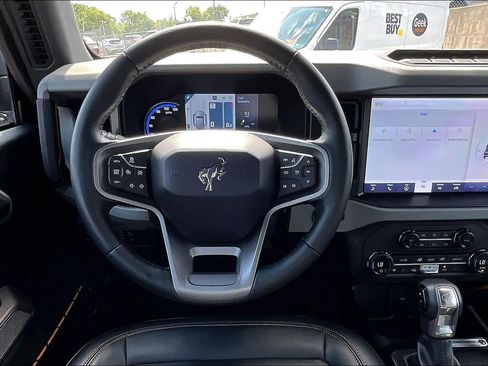 Used 2023 Ford Bronco Badlands image 6