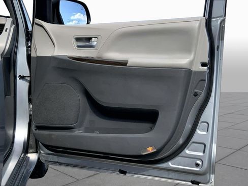 Used 2016 Toyota Sienna XLE Premium FWD image 22