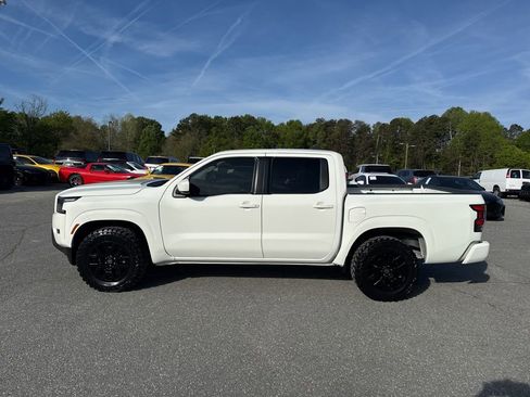 Used 2022 Nissan Frontier SV image 2