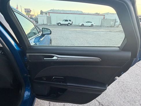 Used 2017 Ford Fusion SE w/ Fusion SE Technology Package image 18