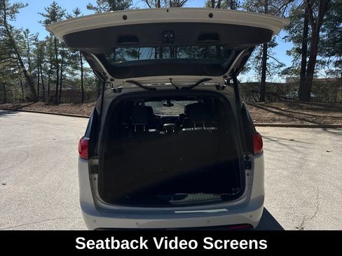 Used 2020 Chrysler Pacifica Limited image 34