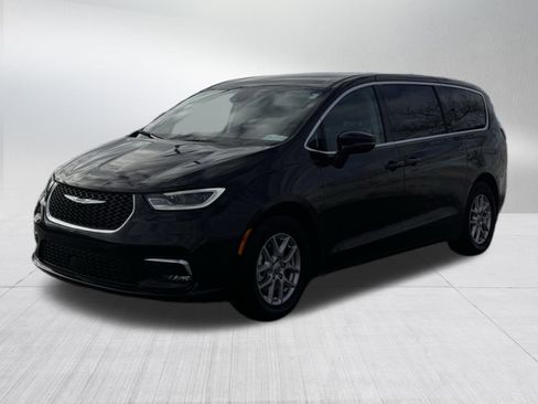 Used 2024 Chrysler Pacifica Touring-L image 3