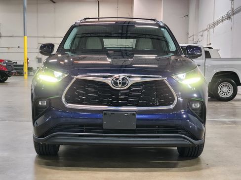 Used 2022 Toyota Highlander Limited FWD image 2