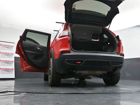 Used 2019 Jeep Cherokee Trailhawk w/ Cold Weather Group image 30