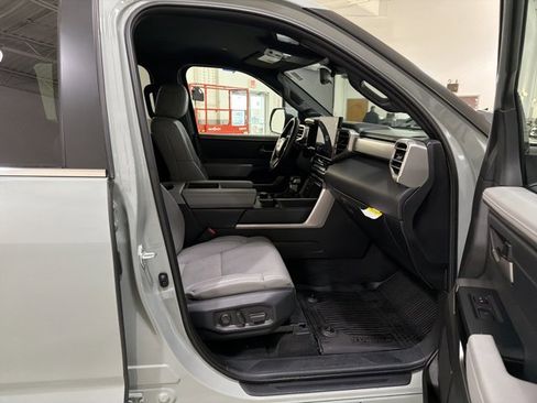 Used 2025 Toyota Tundra Limited AWD/4WD image 36