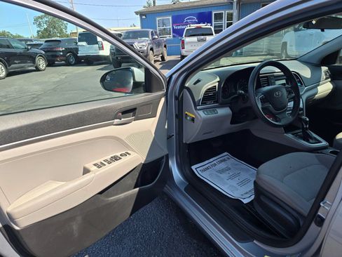 Used 2017 Hyundai Elantra SE FWD image 17