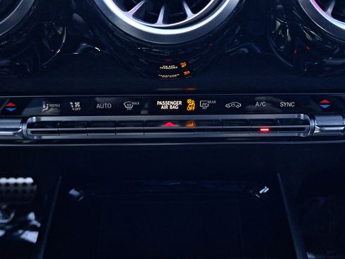 Used 2022 Mercedes-Benz GLB 35 AMG 4MATIC image 21